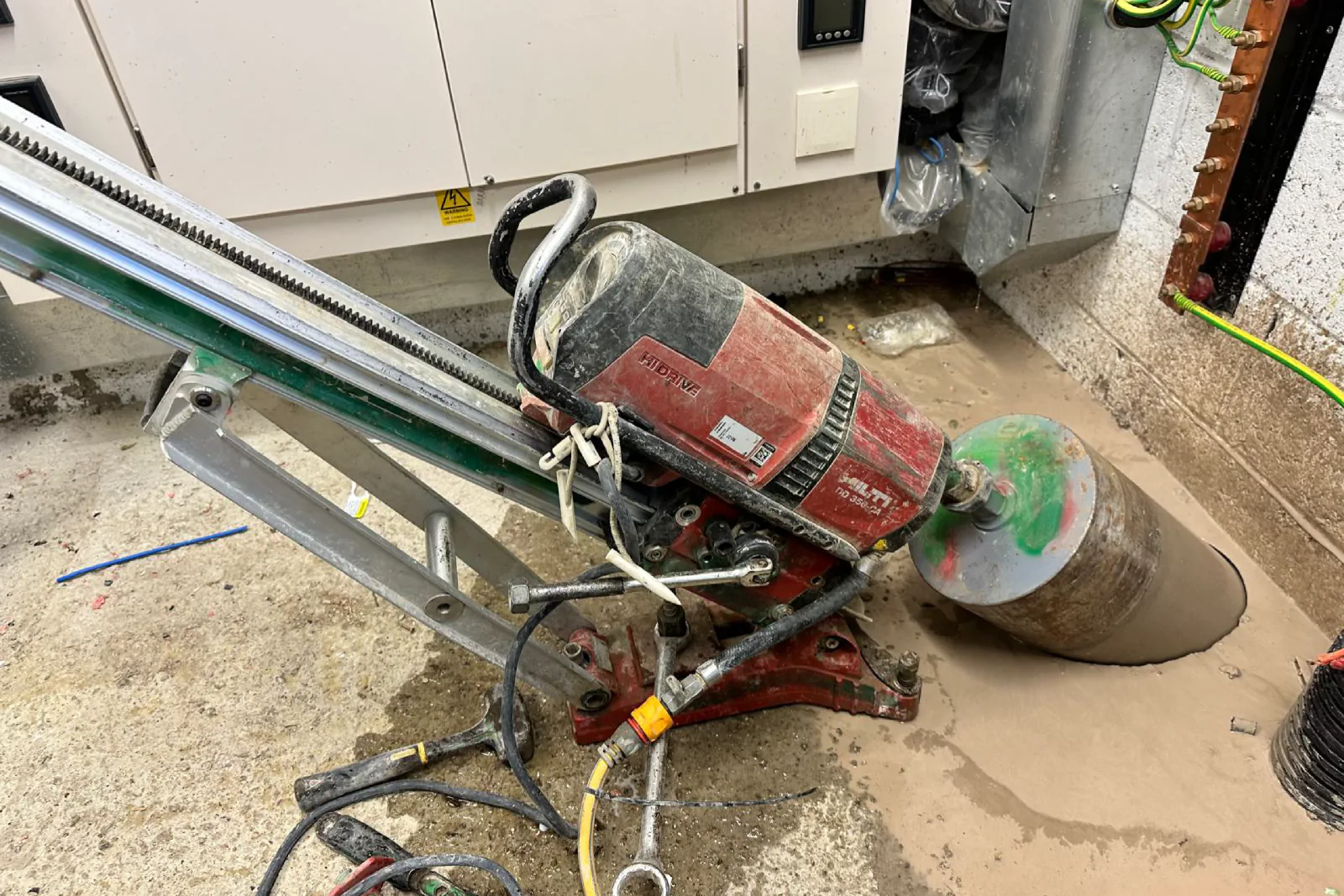 Diamond drilling equipment Diamond drilling equipment and core drilling work